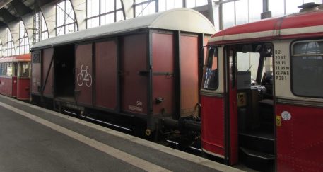 2016_08_13 Bremen-Hbf: Triebwagenzug mit Fahrrad-Anhängermit